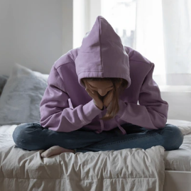 Afbeelding jongere op bed-d2c8f0ec-004f-4073-ad7b-ba68b9a3a811.png