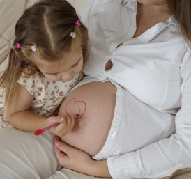 Afbeelding kind en zwangere moeder-c2d4b379-cbb5-4467-934b-64c9d3dd8488.png