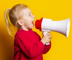 Afbeelding meisje megafoon-fd3f089d-fbb1-48aa-812f-b8a3ad763470.png